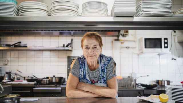 La jefa de cocina Concha López, de 83 años, en la cocina de su restaurante Bolívar.