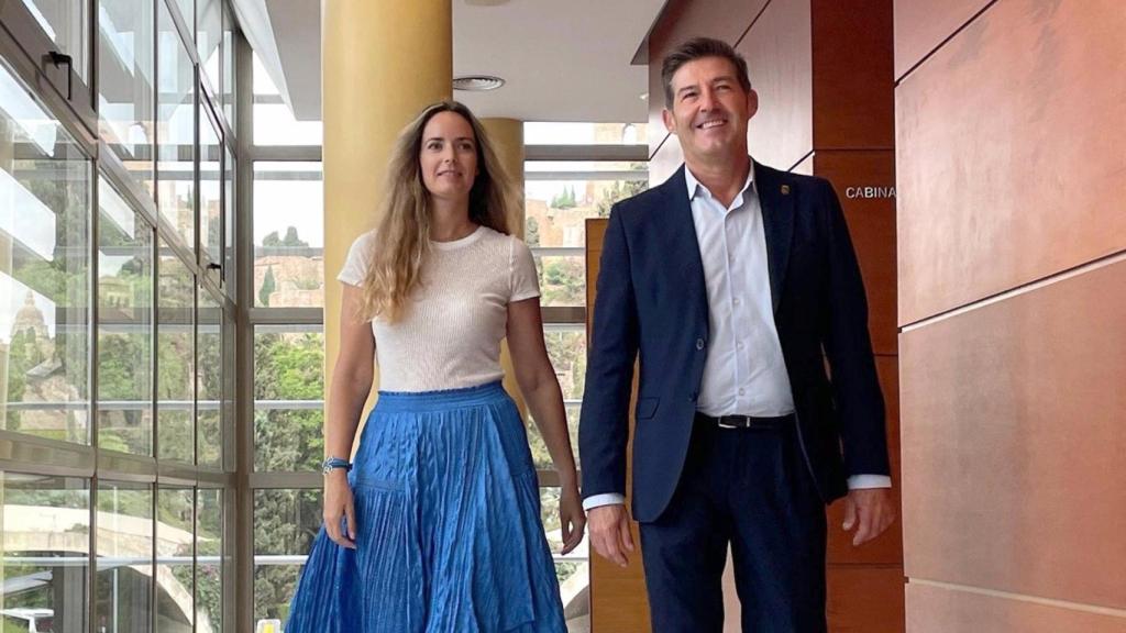 Yolanda Gómez junto a Antonio Alcázar, concejales de Vox en Málaga.