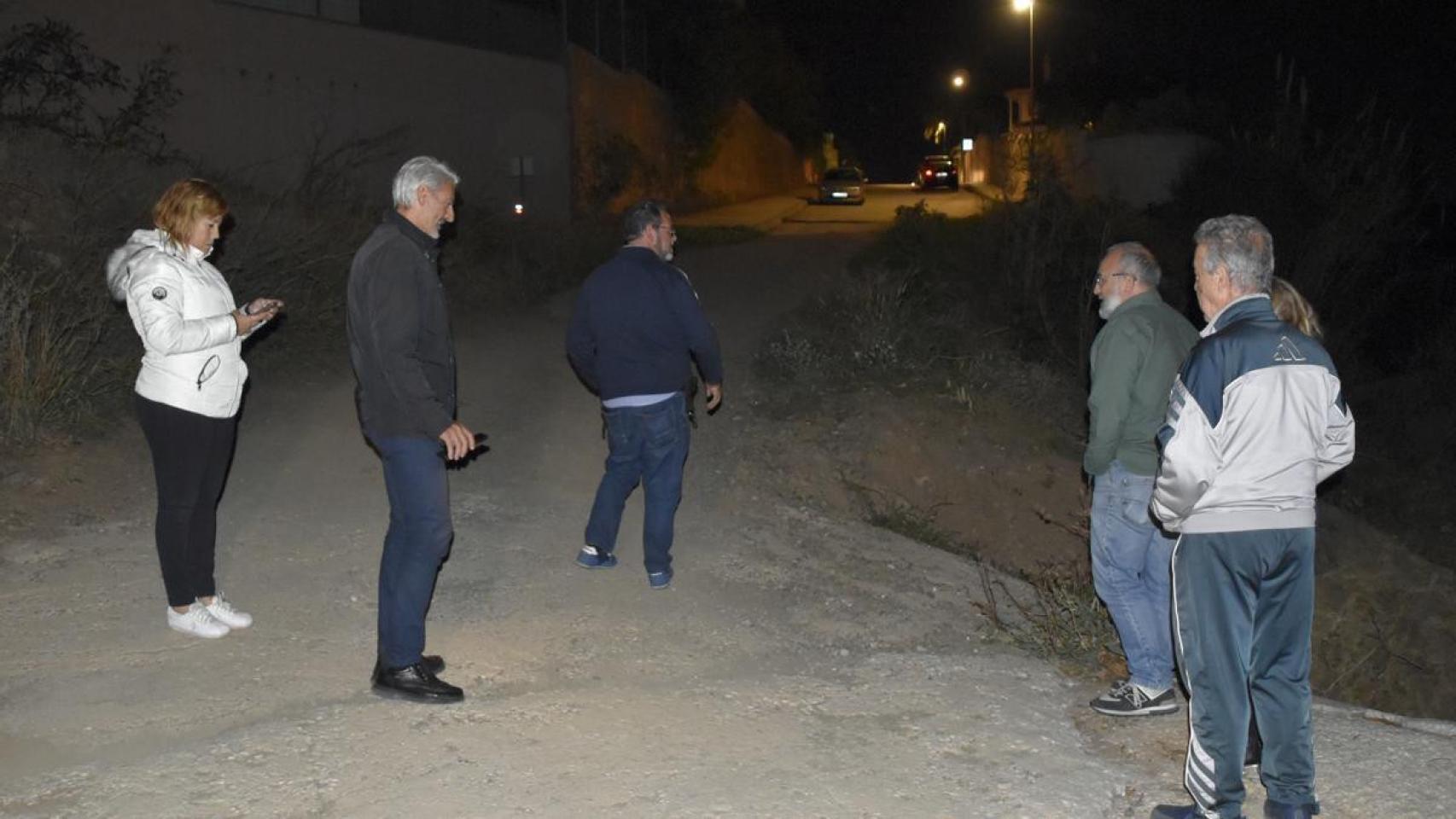 Vecinos patrullan de noche ante la oleada de robos que sufre la urbanización Puertosol de Málaga