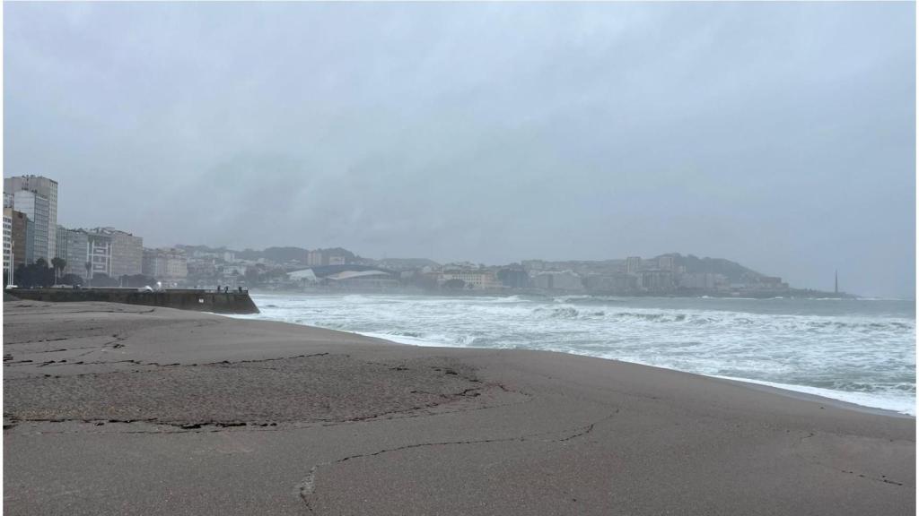 La playa del Orzán de A Coruña en un día de temporal.