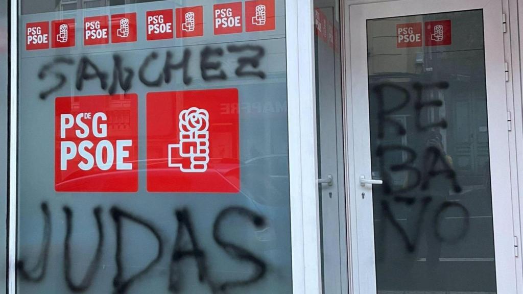 pintadas en la sede del PSOE de Vimianzo