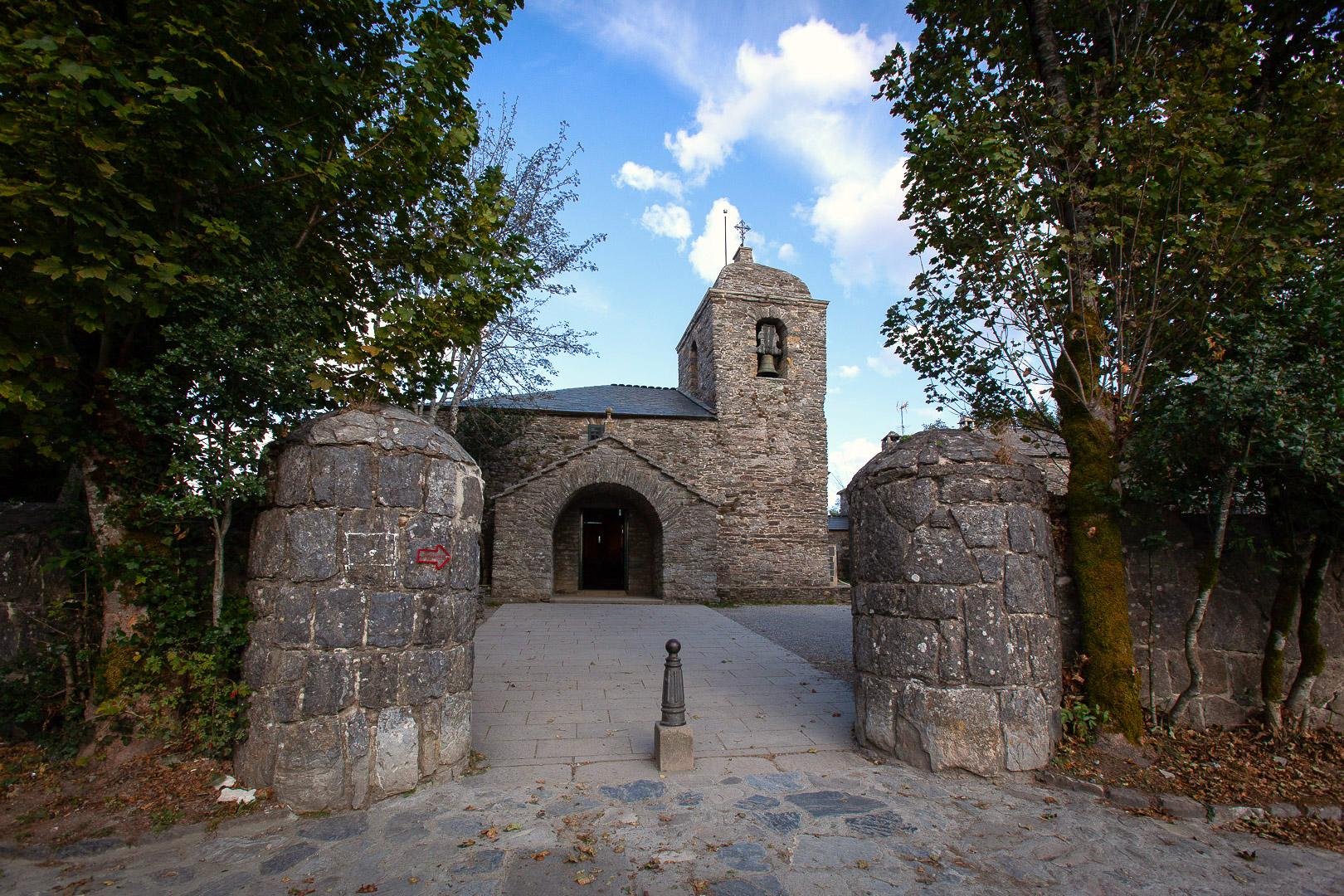 Vista general de la iglesia de Santa María A Real en O Cebreiro. Foto: Turismo de Galicia