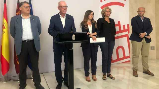 El edil socialista Andrés Guerrero (1i) y el concejal del PP, Antonio Navarro (en el atril), han sido denunciados por las familias de dos de los fallecidos en los incendios de las discotecas de Atalayas en Murcia.