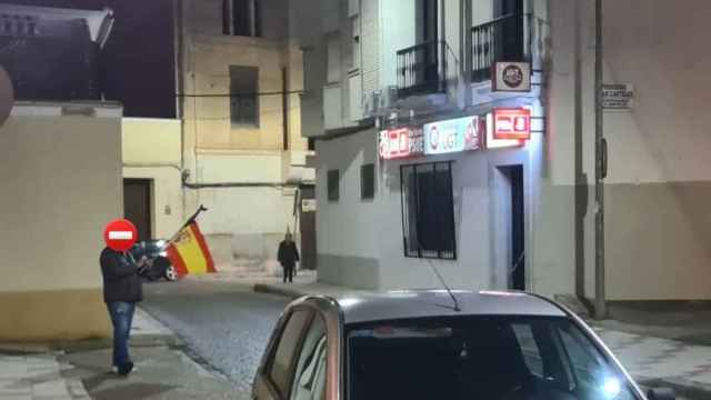 Eduardo Lanseros, el pasado jueves, solo frente a a sede del PSOE de Don Benito.