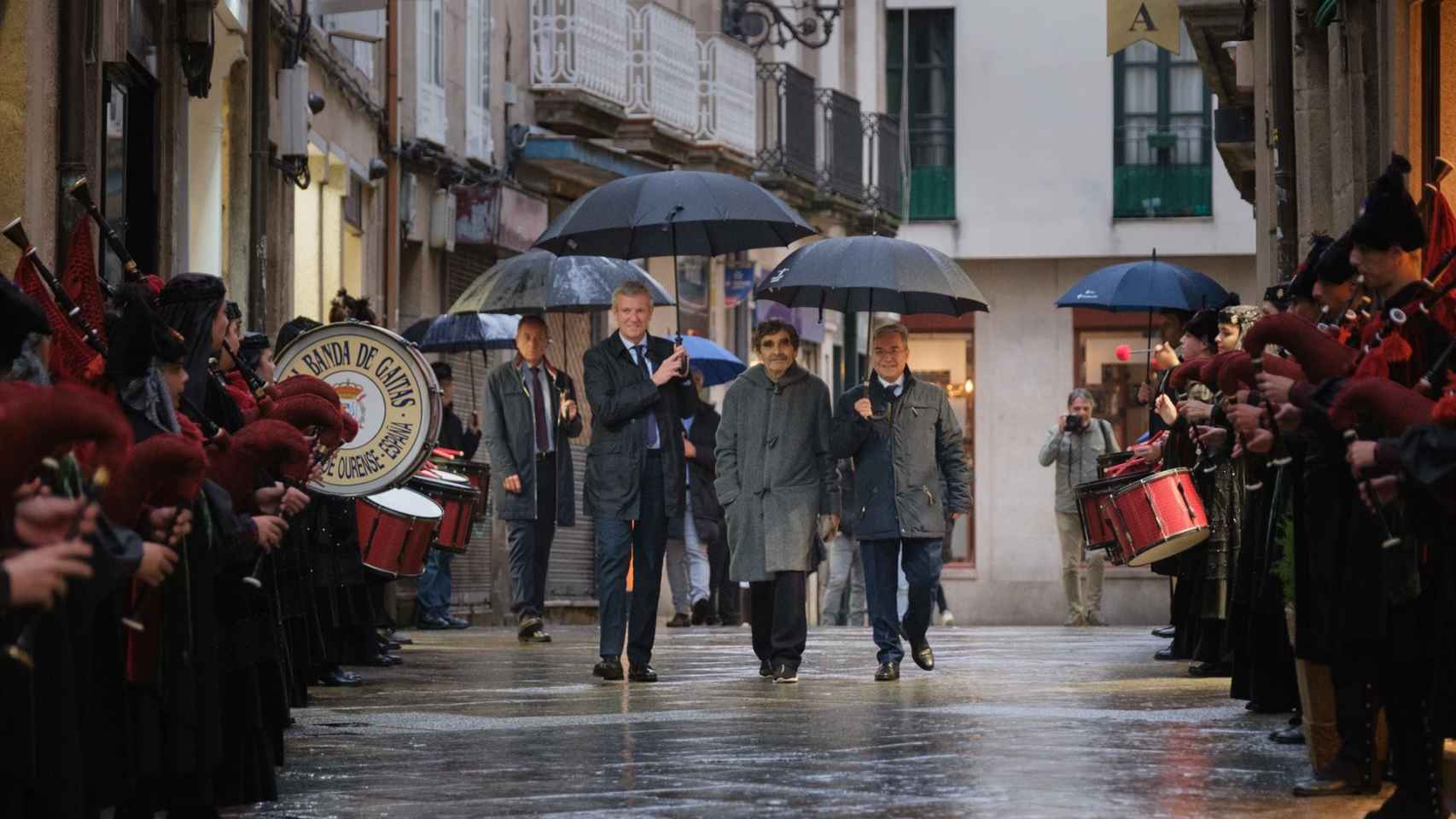 Alfonso Rueda, Adolfo Domínguez y Luis Menor en la entrega del Premio Ourensanía 2023.