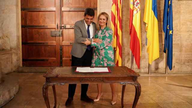 El presidente de la Generalitat, Carlos Mazón, y la consellera de Turismo, Nuria Montes, durante el acto de derogación de la tasa turística.