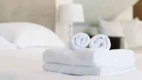 Detalle de juego de toallas de baño sobre una cama.