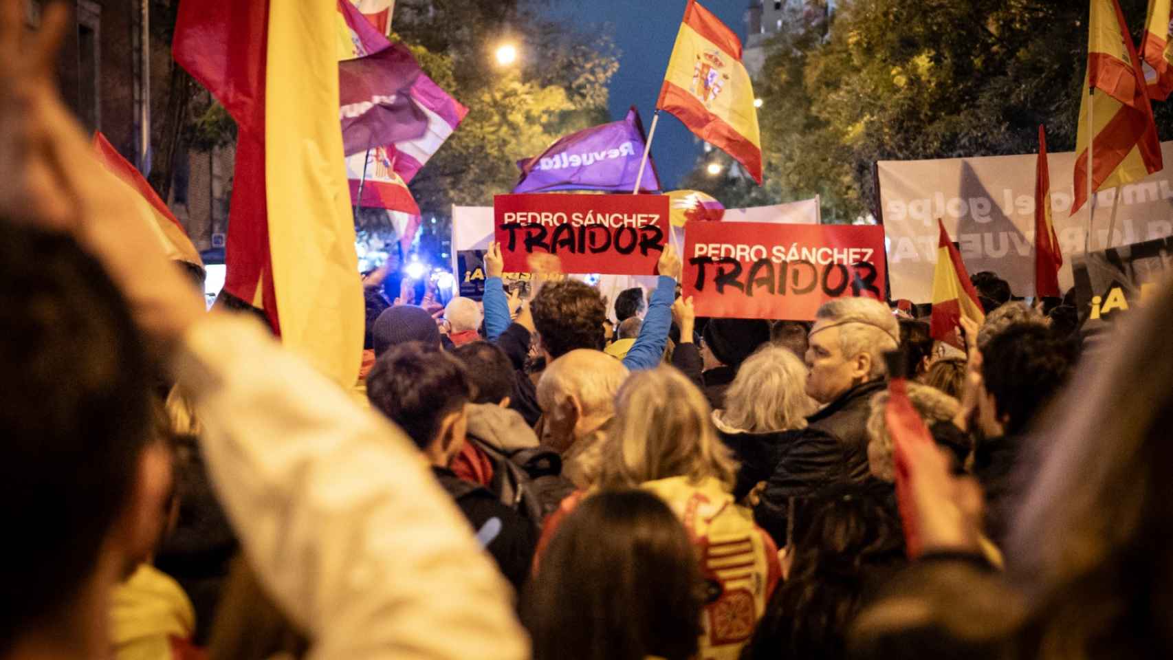 Manifestantes con pancartas de 'Sánchez traidor' este viernes en la sede del PSOE