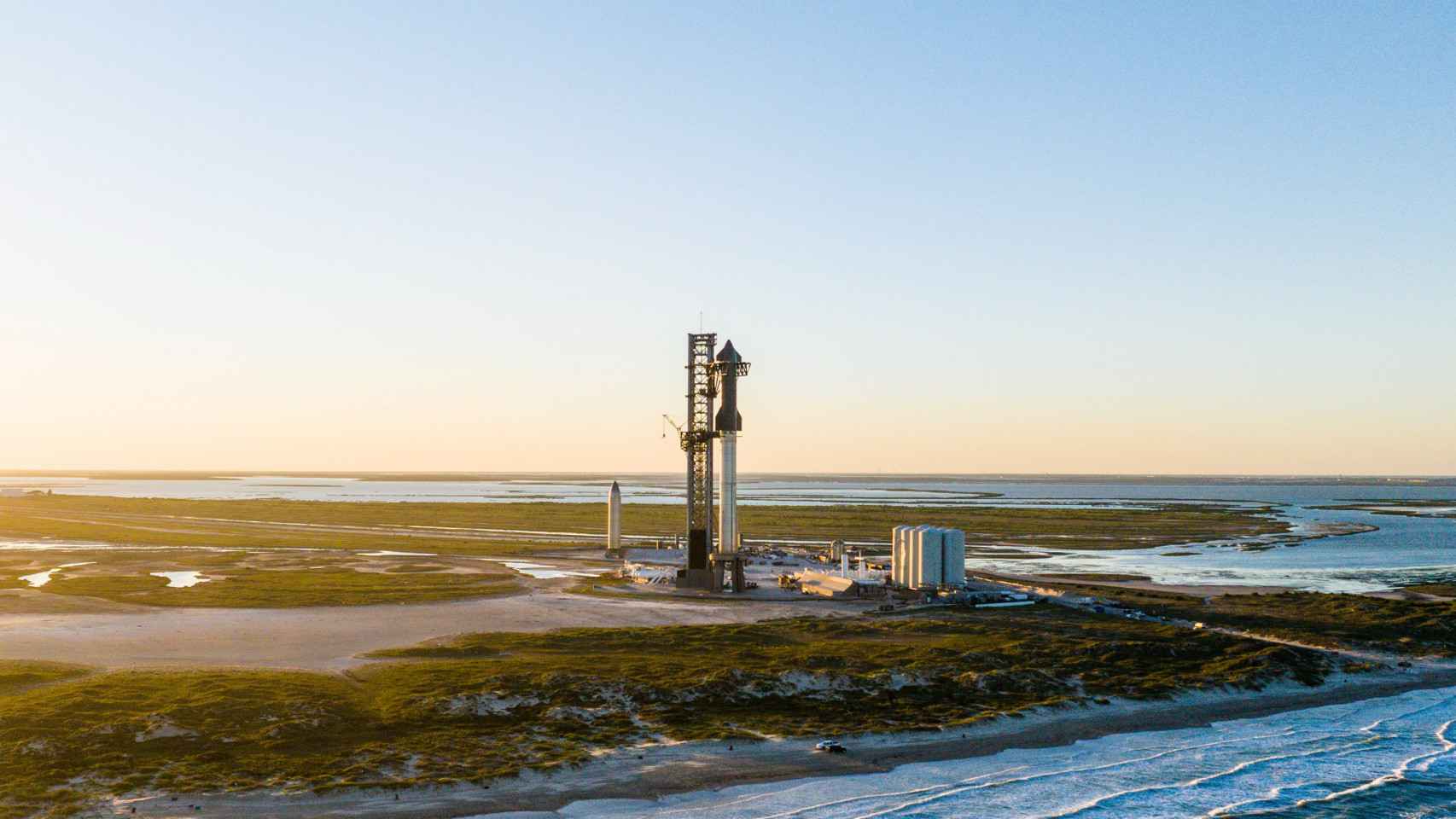 Starship en la plataforma de lanzamiento en Boca Chica (Texas)