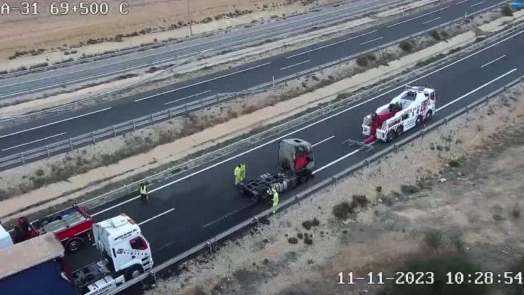 Una cámara de la DGT muestra el camión incendiado en la A-31.