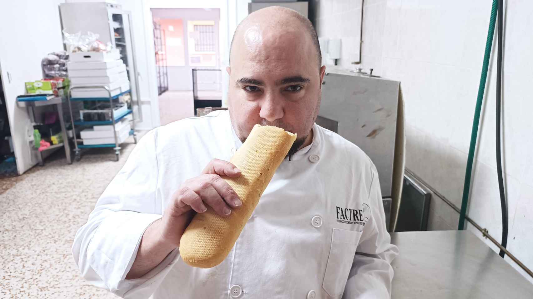 El panadero profesional, Julio López, oliendo una de las barras durante la cata.