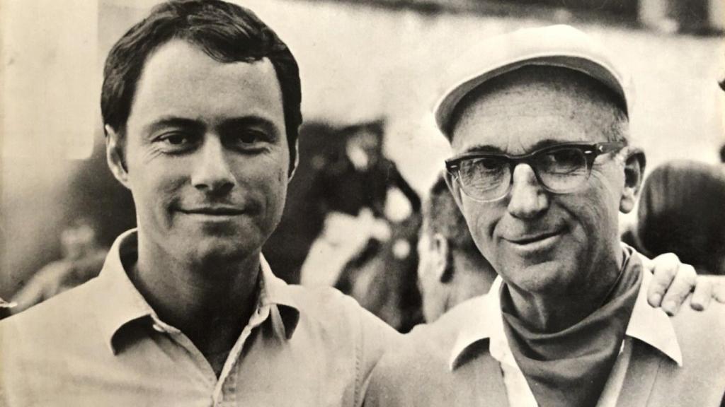 El fotógrado Robert Vavra (i) y el escritor James A. Michener (d).