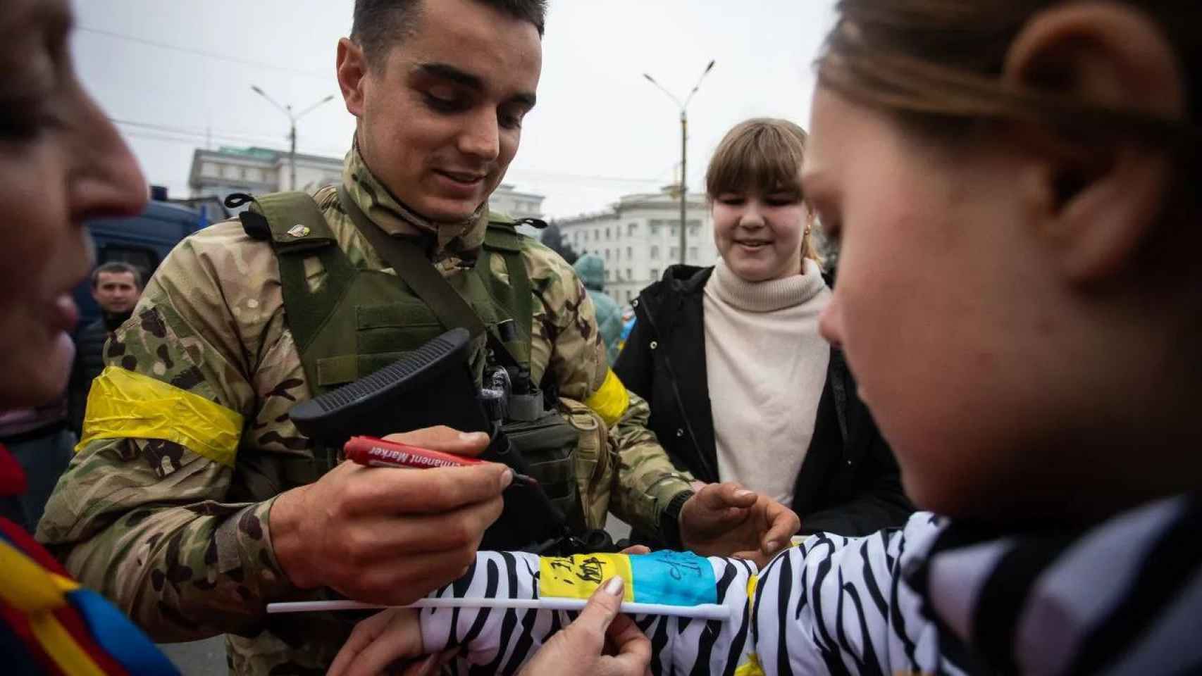 Un soldado firma un autógrafo en Jersón.