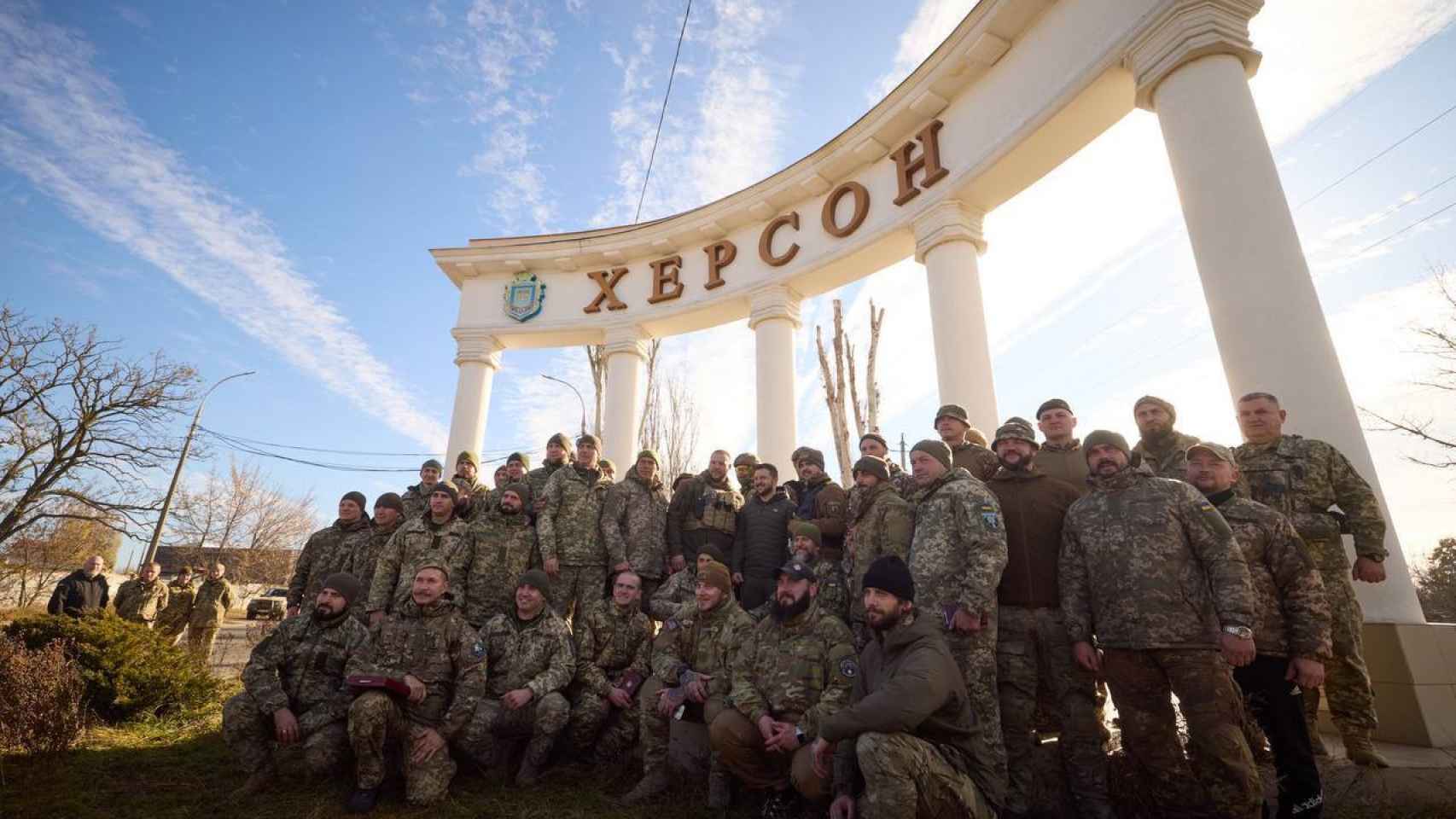 Soldados ucranianos en el aniversario de la liberación de Jersón