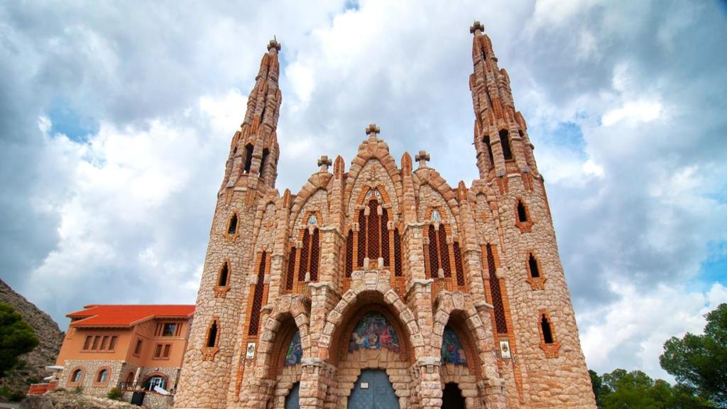 La fachada del Santuario de Santa María Magdalena en Novelda.