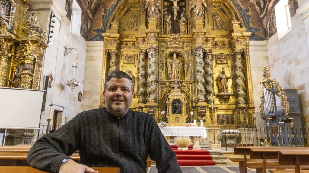 Ángel González, párroco de Villares de la Reina