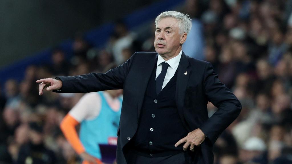 Ancelotti da instrucciones a sus jugadores