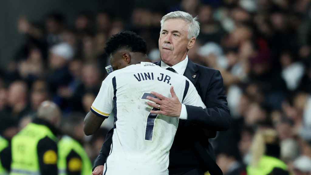 Vinicius y Ancelotti se abrazan