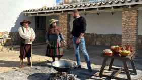 El chef Julius preparando unas migas manchegas en Argamasilla de Alba.