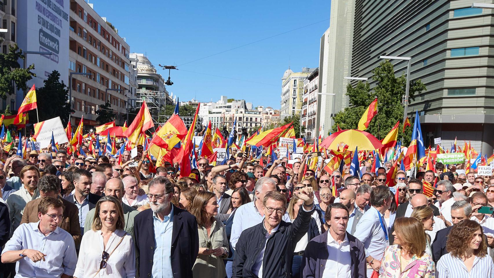 Feijóo, junto a los expresidentes del Gobierno, en la última manifestación del PP en Madrid.