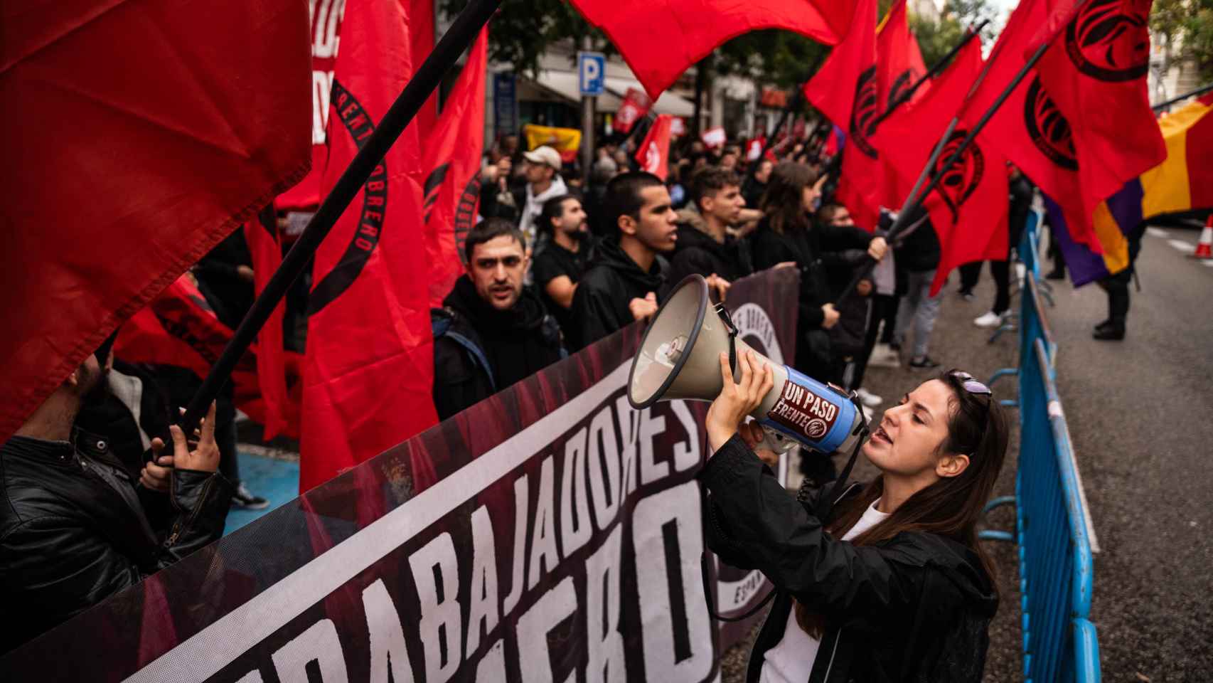 Una mujer protesta con un megáfono durante la manifestación de Frente Obrero España contra la amnistía, el pasado sábado, en Madrid.