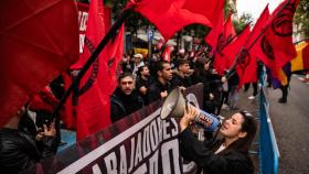 Una mujer protesta con un megáfono durante la manifestación de Frente Obrero España contra la amnistía, este sábado, en Madrid.