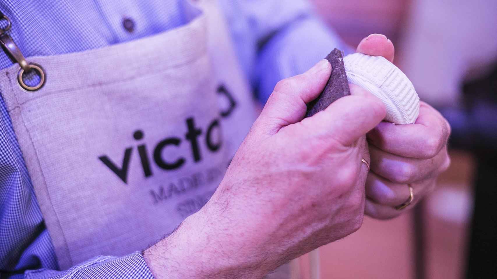 Un artesano retoca la suela de la mítica zapatilla inglesa de Victoria.