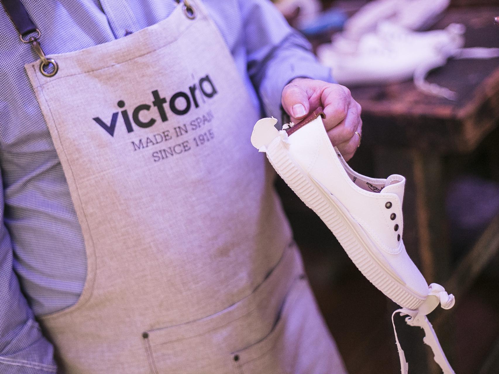Asi es la fabrica de las zapatillas Victoria la reinvencion de un clasico de toda la vida
