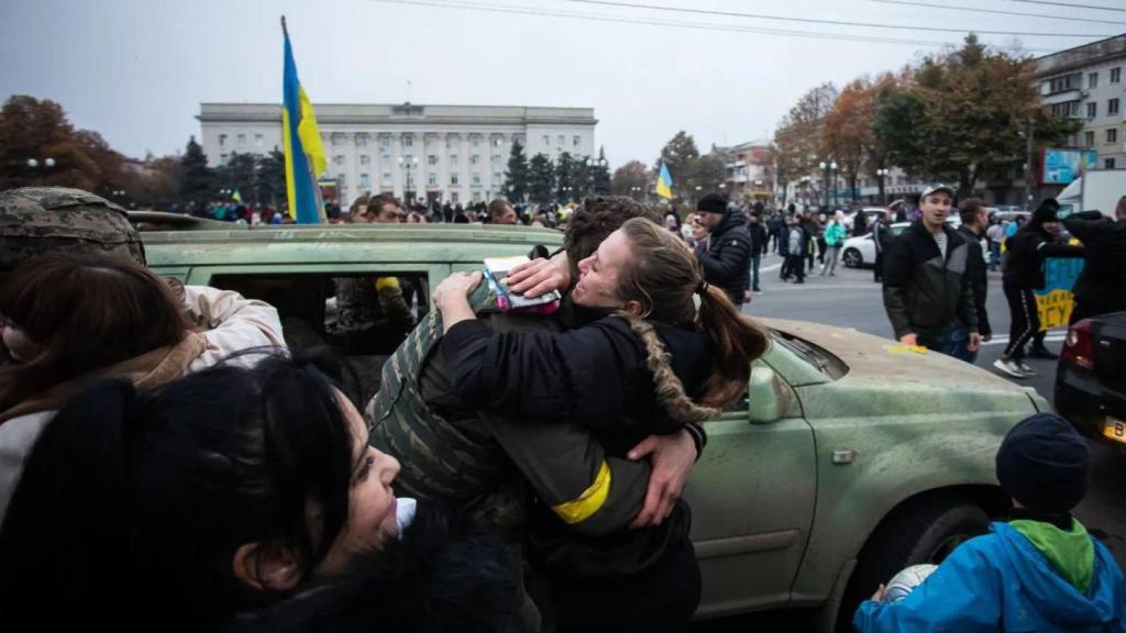 Reencuentros en la ciudad de Jersón un año después de su liberación.