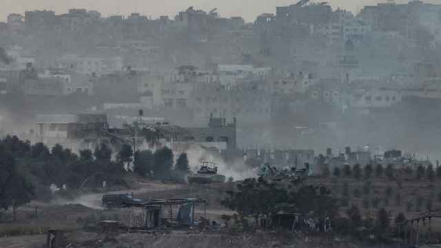Maniobras de tanques israelíes en Gaza desde el sur de Israel.