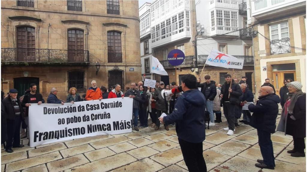 Foto de archivo de la manifestación por la devolución de la Casa Cornide