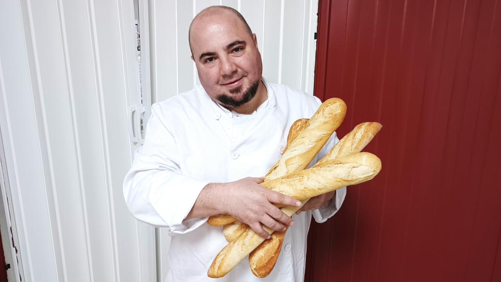 Julio López, panadero y pastelero profesional de Mindanao Chocolat, sujetando las cuatro barras de gasolineras.