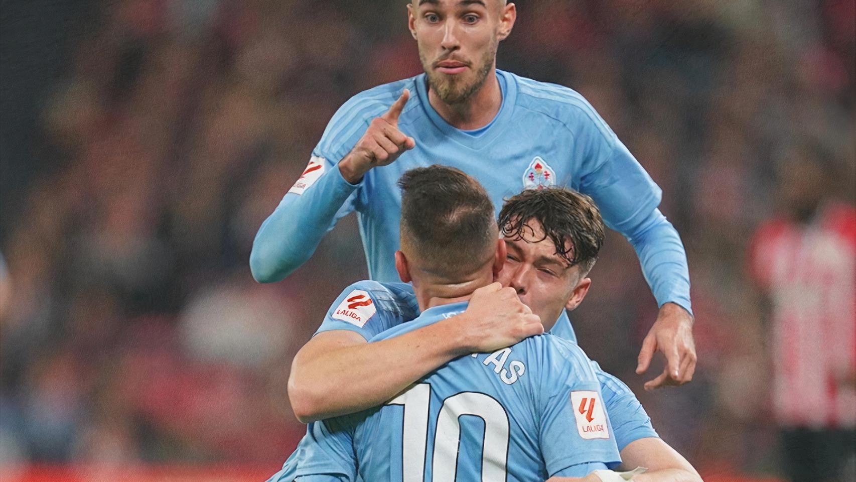 Aspas, Mingueza y Larsen durante la celebración del tanto de Aspas ante el Athletic.