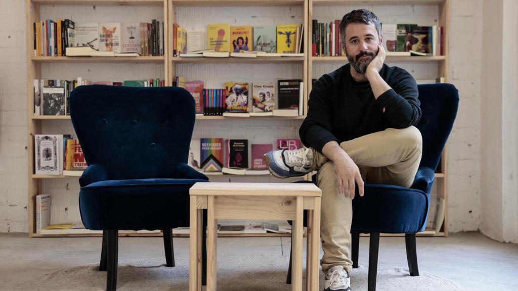 Héctor Gómez en su librería en el centro de Valencia