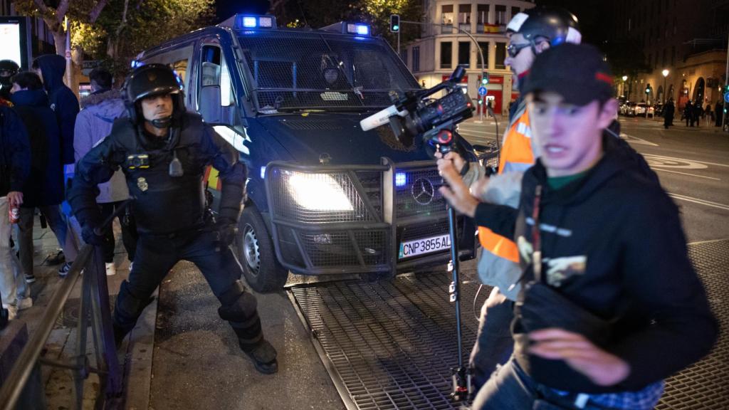 Un agente persigue a un manifestante durante una de las cargas policiales