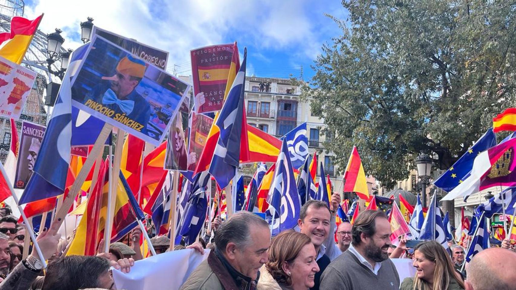Paco Núñez y los alcaldes de Toledo y Talavera en la protesta de Zocodover