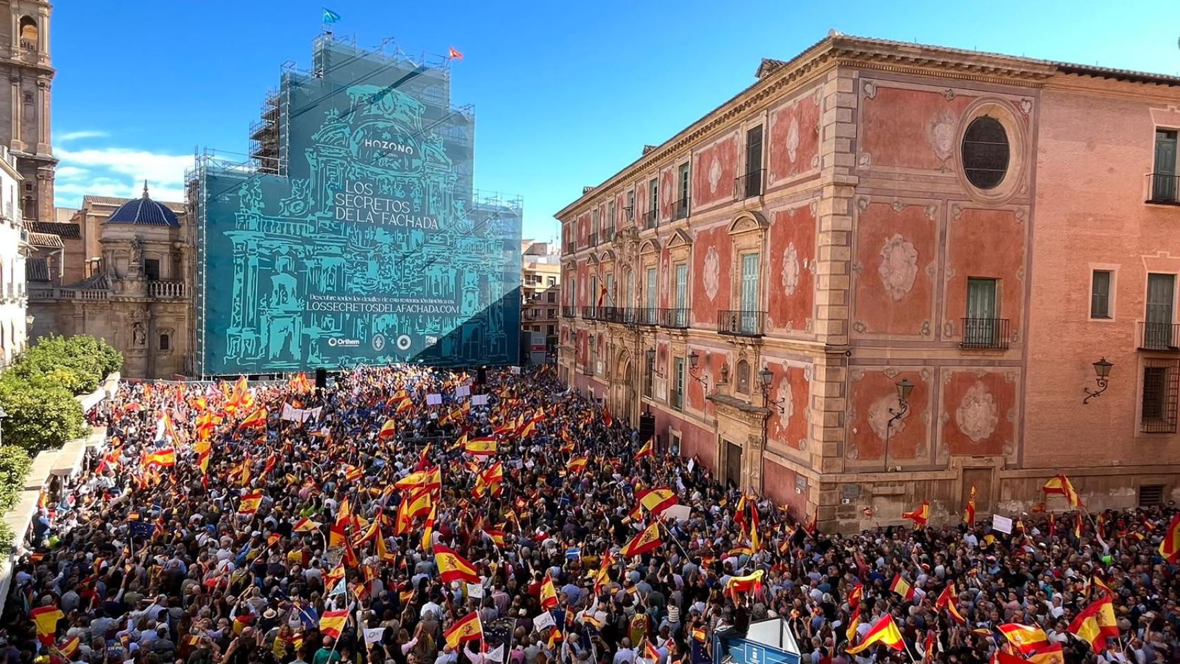 Una vista aérea de la plaza Cardenal Belluga de Murcia, este domingo, colapsada durante la protesta contra la amnistía.