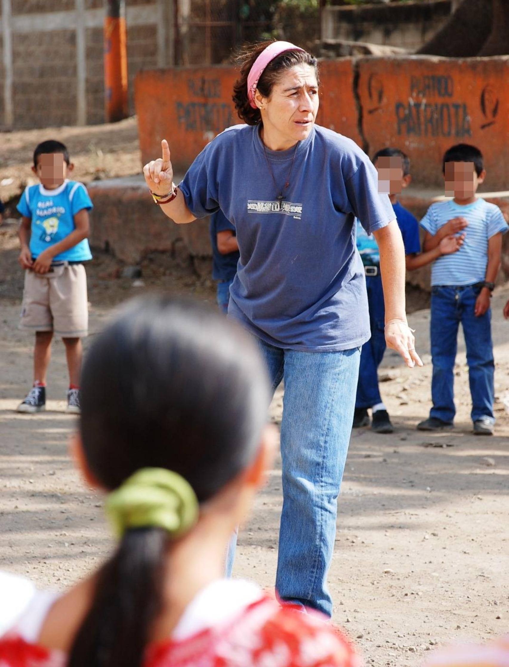 Maga Tamayo de misión en una aldea de Guatemala