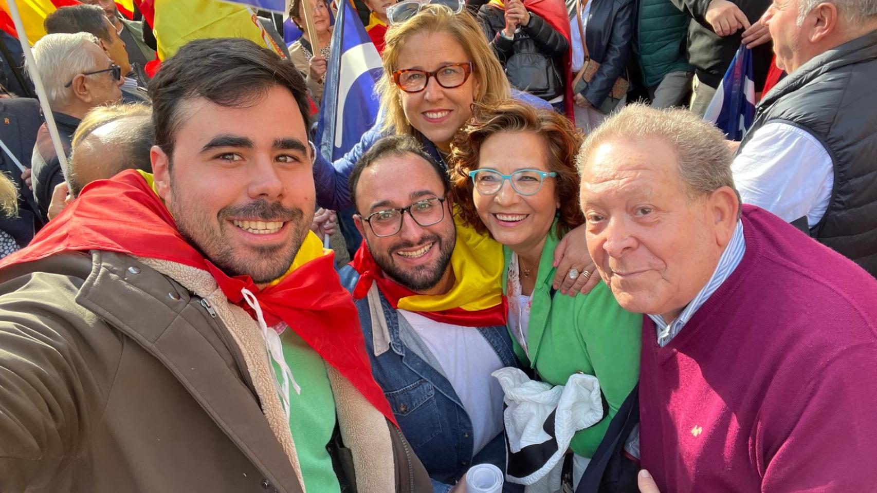 La senadora Carmen Riolobos, junto a otras personas en la protesta de Zocodover