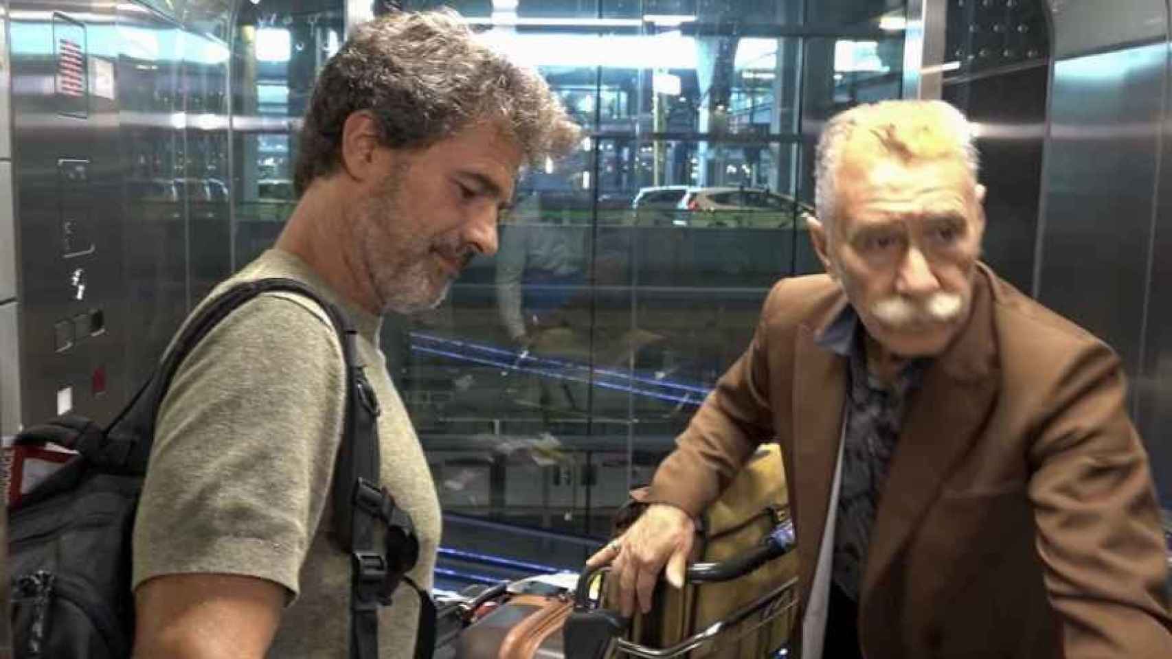 Rodolfo Sancho y el abogado Marcos García-Montes en el aeropuerto Madrid-Barajas.