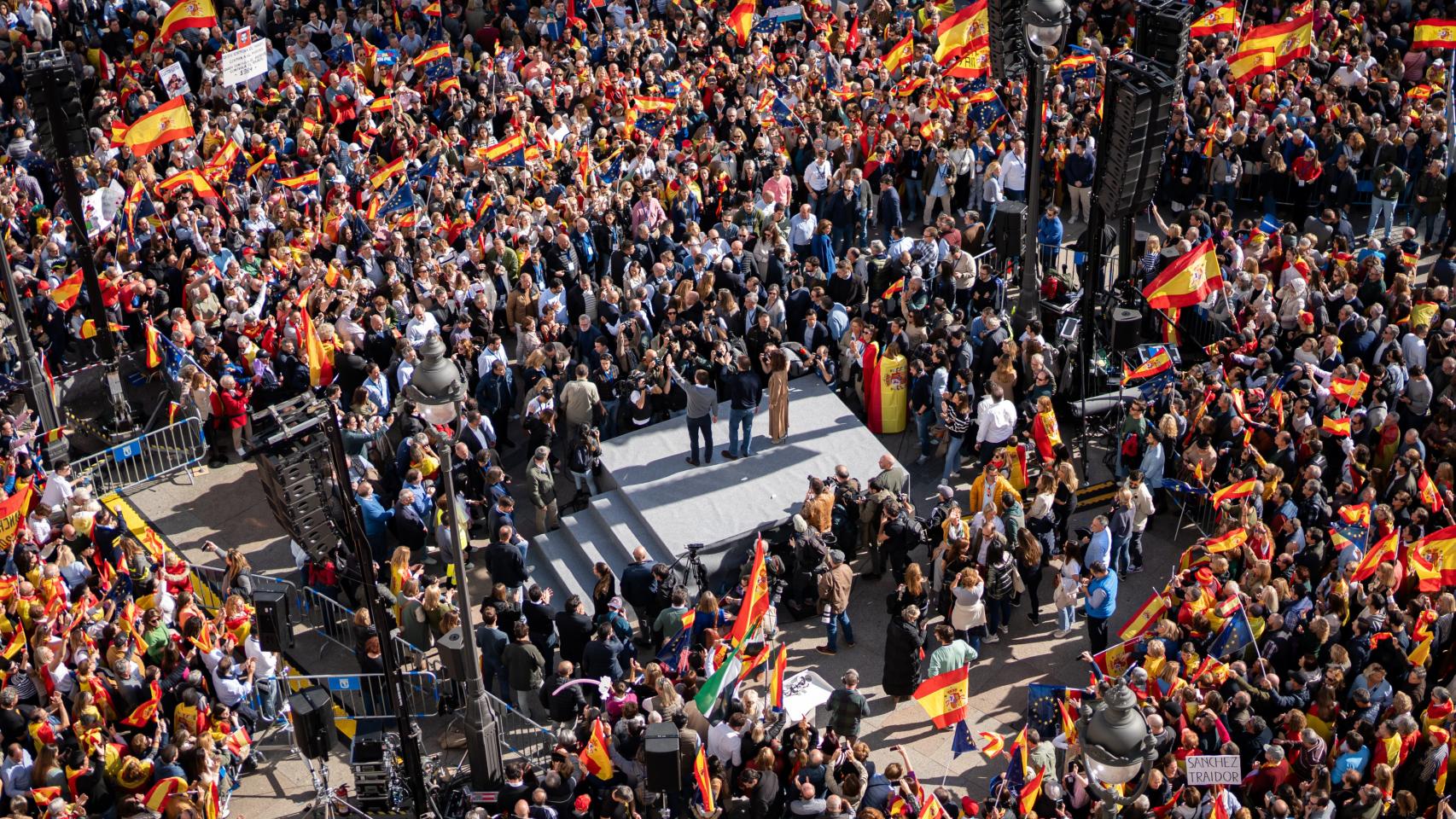 El alcalde de Madrid, José Luis Martínez-Almeida; la presidenta de la Comunidad de Madrid y del PP de Madrid, Isabel Díaz Ayuso, y el presidente del PP, Alberto Núñez Feijóo, saludan durante una manifestación contra la amnistía, en la Puerta del Sol.