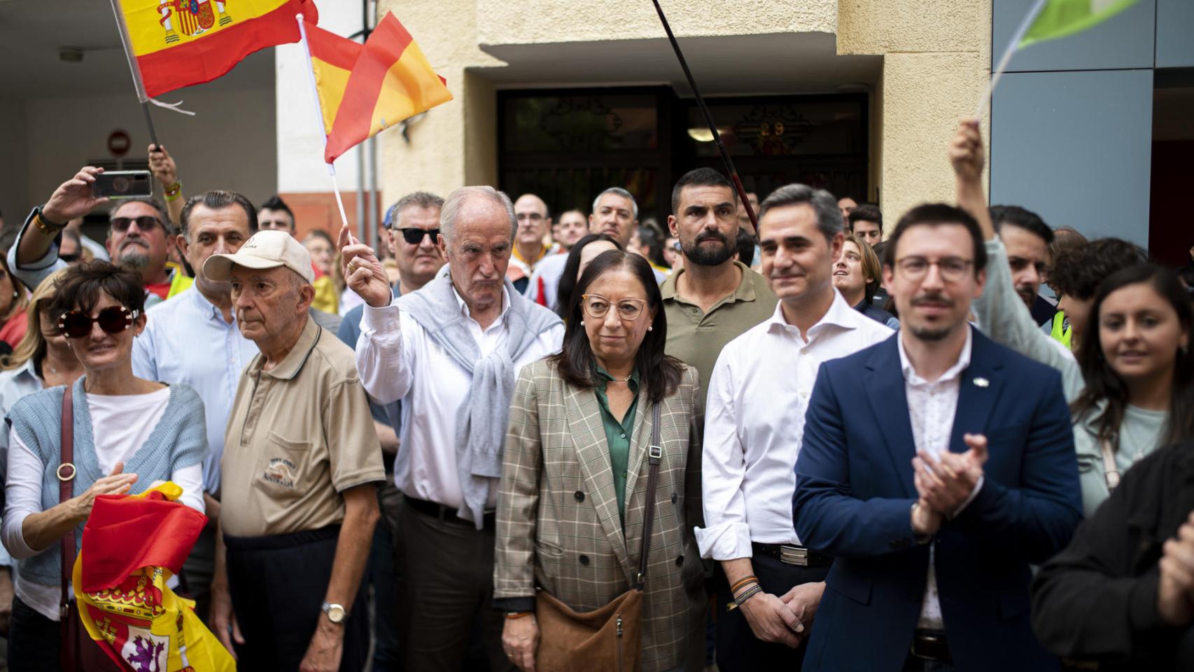 La presidenta de las Cortes Valencianas, Llanos Massó, participa en la protesta convocada por VOX contra la amnistía frente a la sede del PSOE en Castellón este domingo