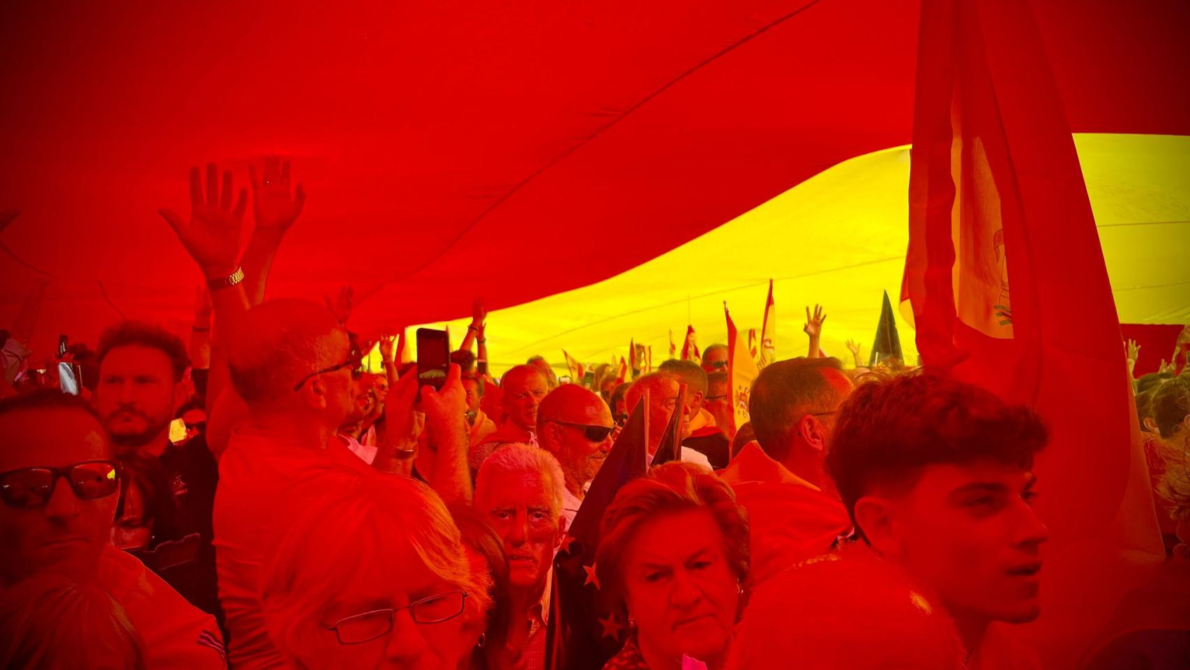 Manifestantes bajo la bandera de España.