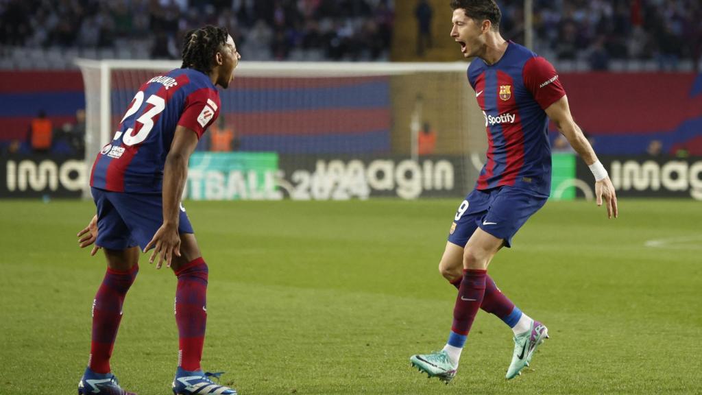 Lewandowski y Koundé celebran el gol.