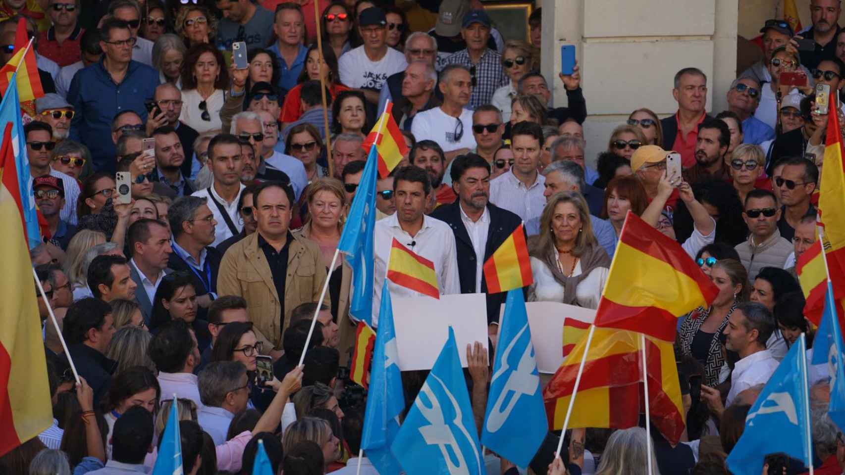 Carlos Mazón en la protesta contra la amnistía de este domingo en Alicante. EE