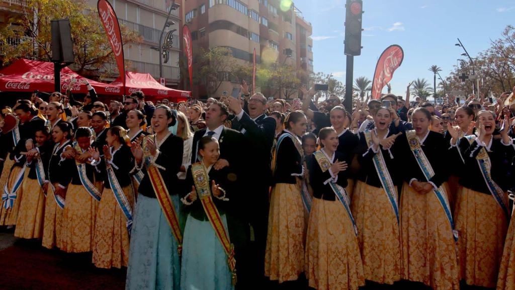 La mascletà al mediodía que ha abierto el ciclo de la pólvora de las fiestas en Benidorm.