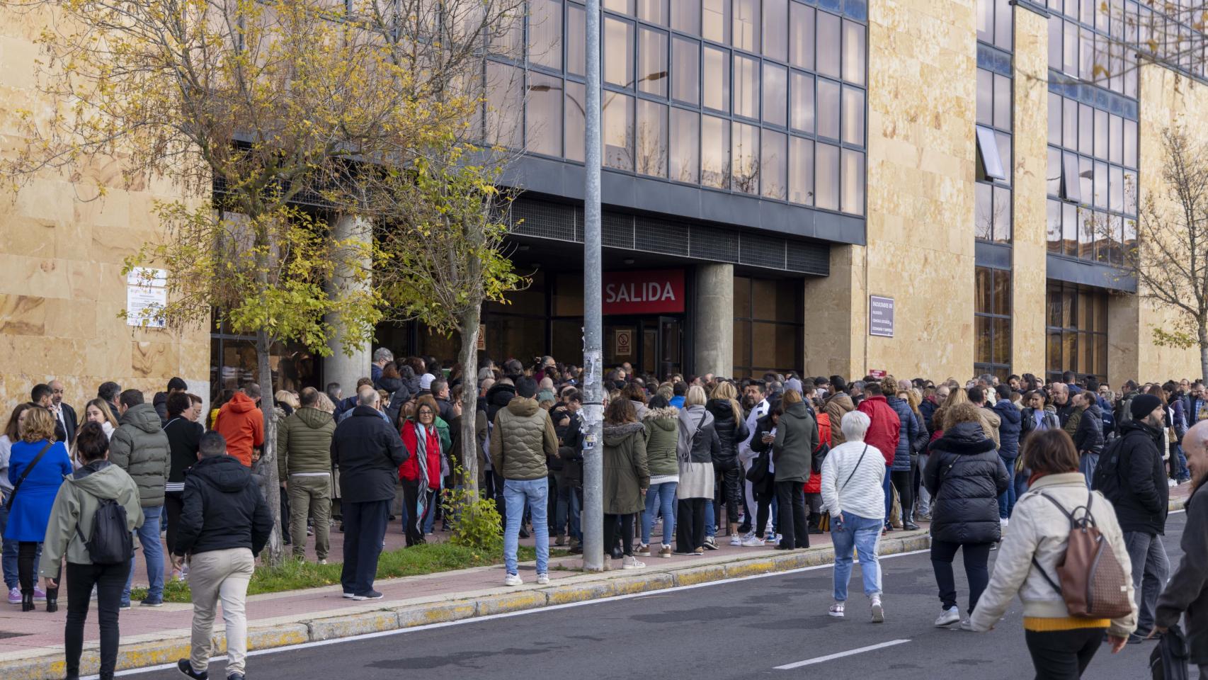 Miles de opositores esperan en Salamanca para iniciar el examen de celador del Sacyl