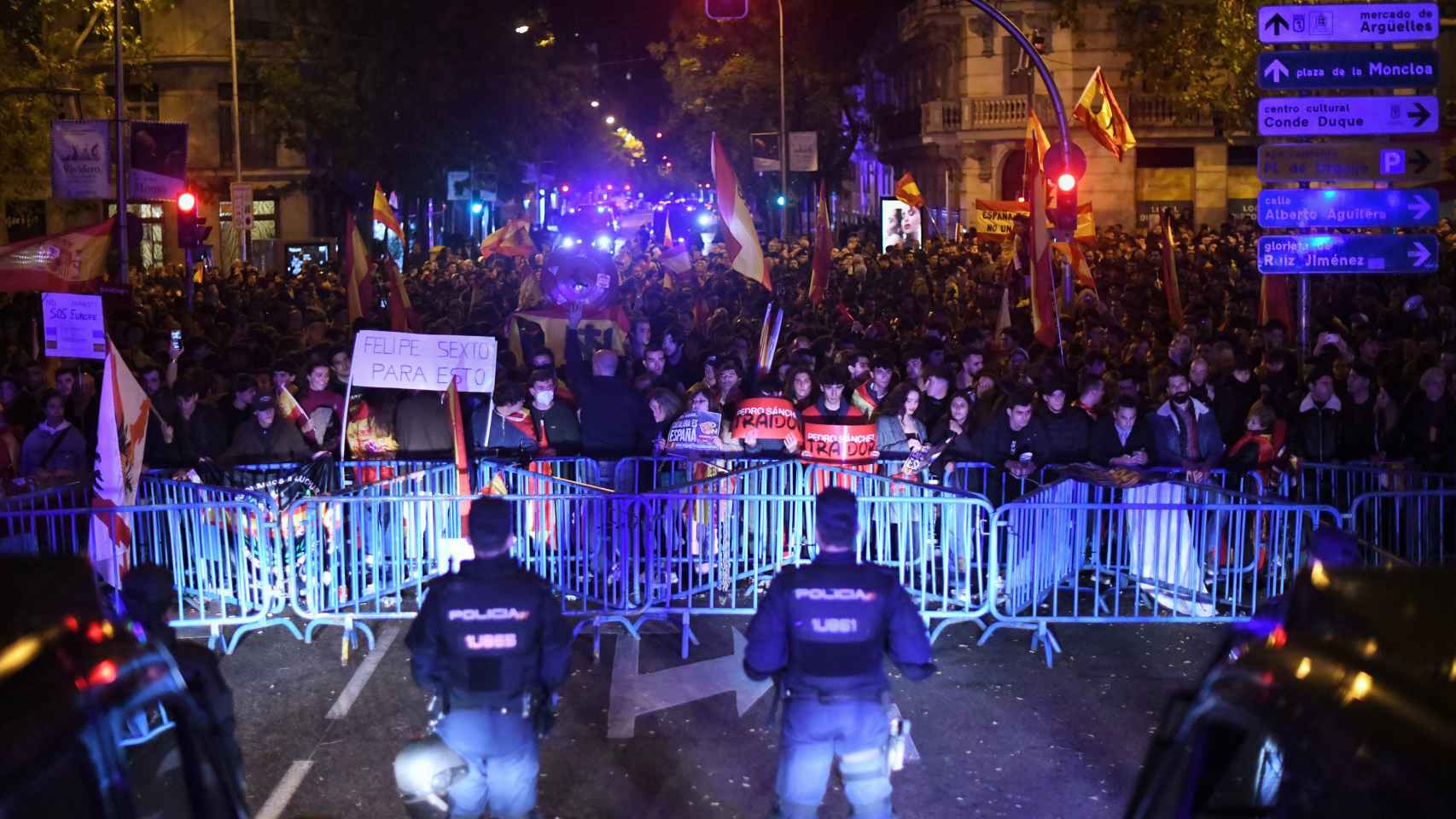 La Policía protege la sede del PSOE en Ferraz