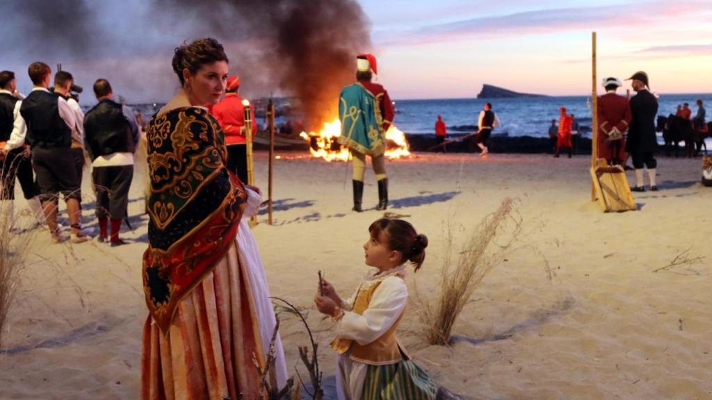 El hallazgo de la Mare de Déu del Sofratge se realiza cada año en la playa de Poniente de Benidorm.