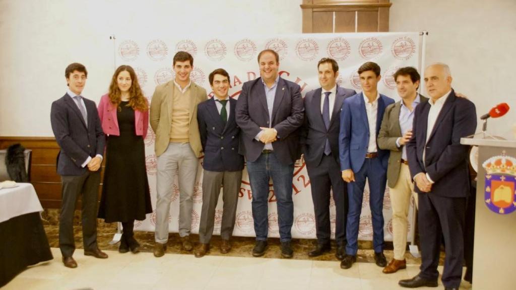 Los premiados, junto al alcalde, Roberto Martin, el diputado de Tauromaquia y el presidente de la Asociación Taurina